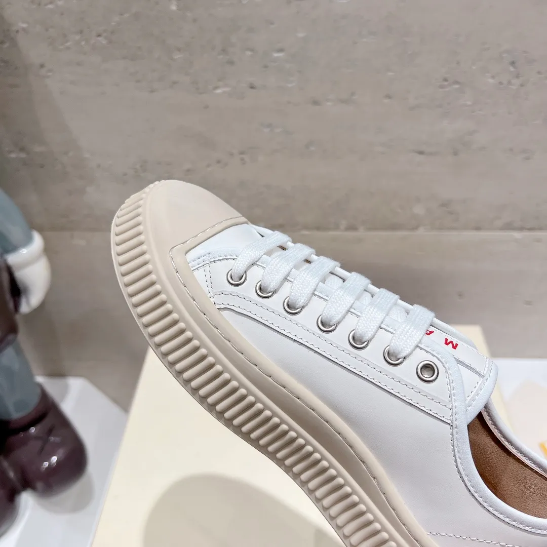 👟👟Ex-factory price 480👟👟 (exclusive top quality) Marni|Mary Jane big head doll shoes‼ ️Upgraded outsole, consistent lasting process with the original version, upgraded to the latest official original packaging‼ ️ Mani’s incomparable and versatile white shoes! I'm tired of the regular white shoes, so I bought a pair of different style thick-soled big-toe shoes. Paris International Fashion Week catwalk model, purchase-level version, all Internet celebrities wear it, Song Zuer, Zhao Lusi, Huo🔥 Show... [4.5cm increased sole] Not bulky, light and soft, comfortable on the feet! It feels very good on your feet and doesn't scratch your feet at all! Extremely comfortable! Daily travel! Wear whatever you like regardless of the occasion, no fear of any dress code, no pressure to dress! ✔Upper: imported cowhide fabric ✔Inner lining: lambskin lining ✔Outsole: exclusive original molded 1:1 rubber outsole! Floating beige is not completely white. Difference between market currencies We are different‼ ️ ✔𝐒𝐢𝐳𝐞: 35-40